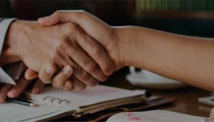 Como a advocacia empresarial auxilia a reeguer a empresa com dívidas?